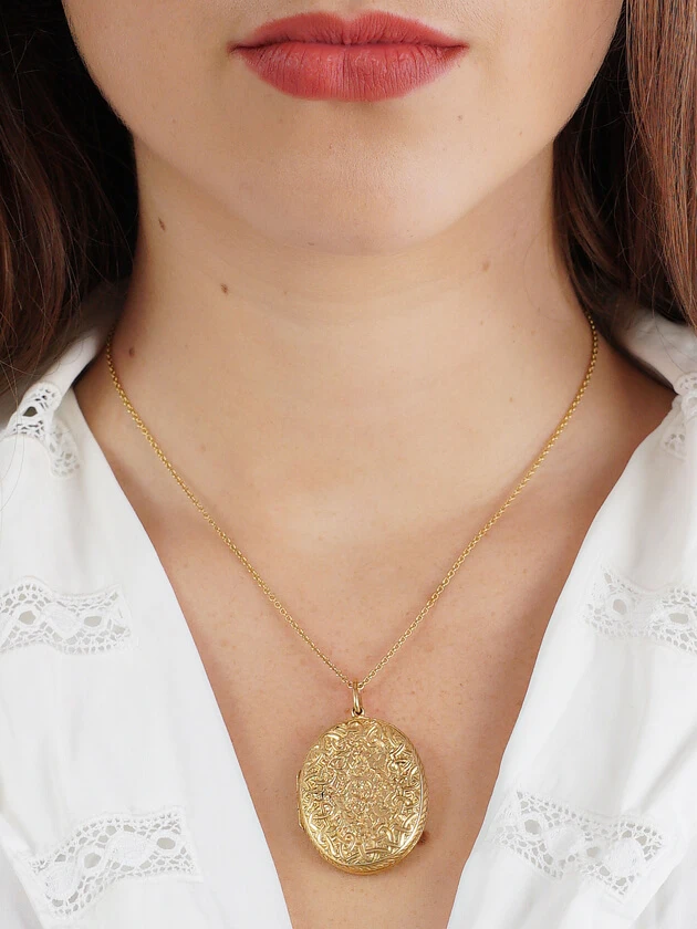 18ct Gold Victorian Oval Engraved Locket 6 18ct Gold Victorian Oval Engraved Locket - Image 4