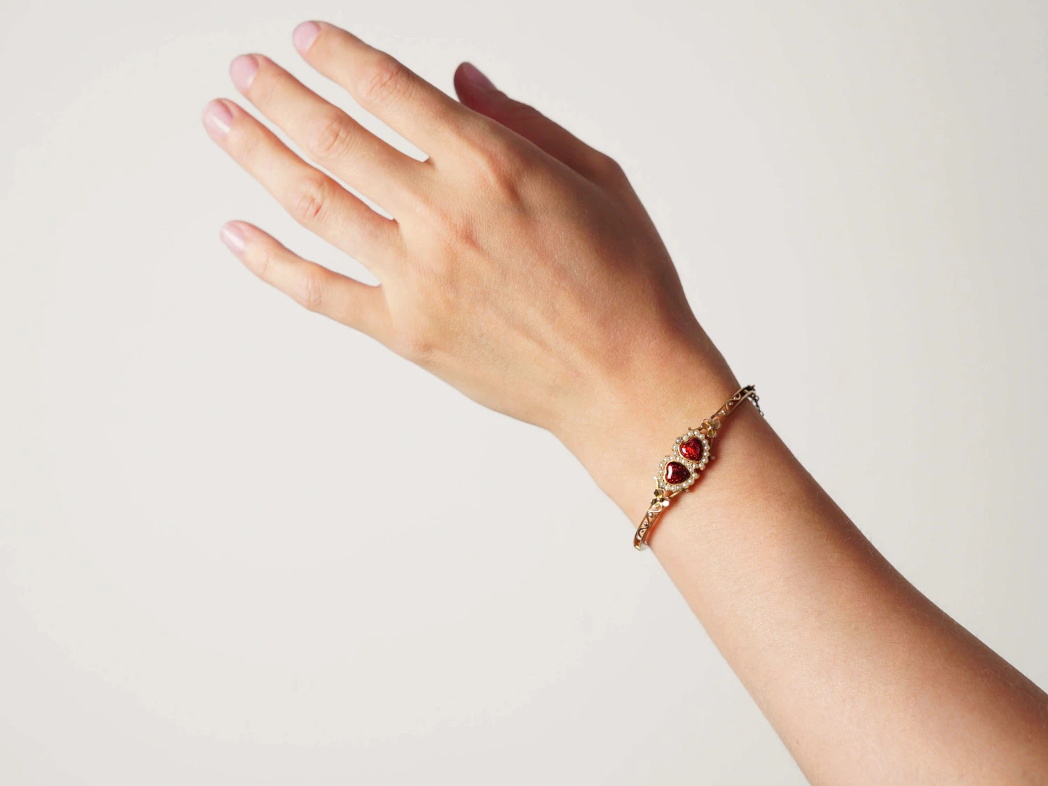 Edwardian 15ct Gold, Red Enamel & Natural Split Pearl Double Heart Bangle 9 Edwardian 15ct Gold, Red Enamel & Natural Split Pearl Double Heart Bangle - Image 7