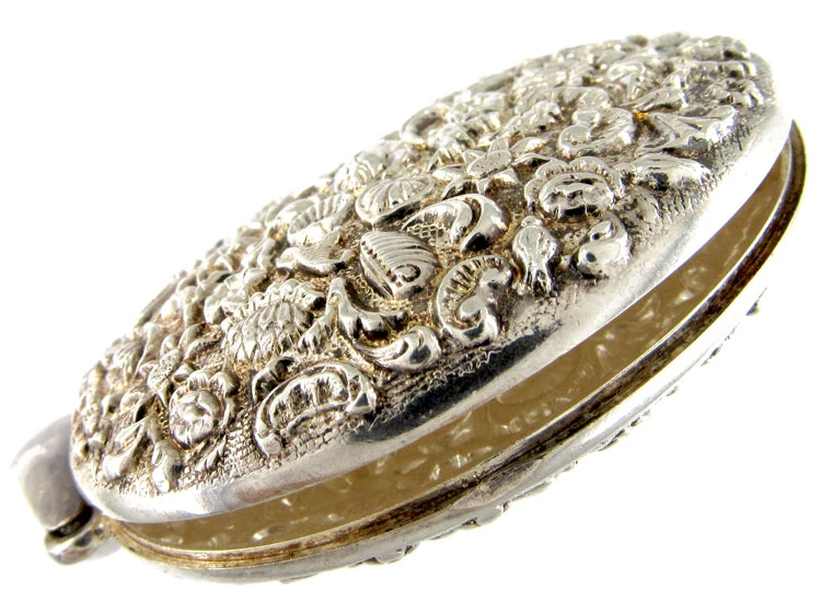 Large Silver Victorian Shell Design Locket 5 Large Silver Victorian Shell Design Locket - Image 3