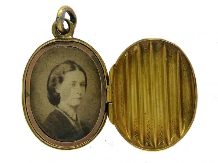 Victorian 15ct Gold Oval Locket With Stripe Detail 3 Victorian 15ct Gold Oval Locket With Stripe Detail