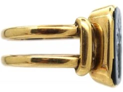 Victorian 18ct Gold Signet Ring With Banded Onyx Intaglio Of A Crest 14 Victorian 18ct Gold Signet Ring With Banded Onyx Intaglio Of A Crest -Antique Jewellery Company 32f73ea3 dsc02326 scaled 1