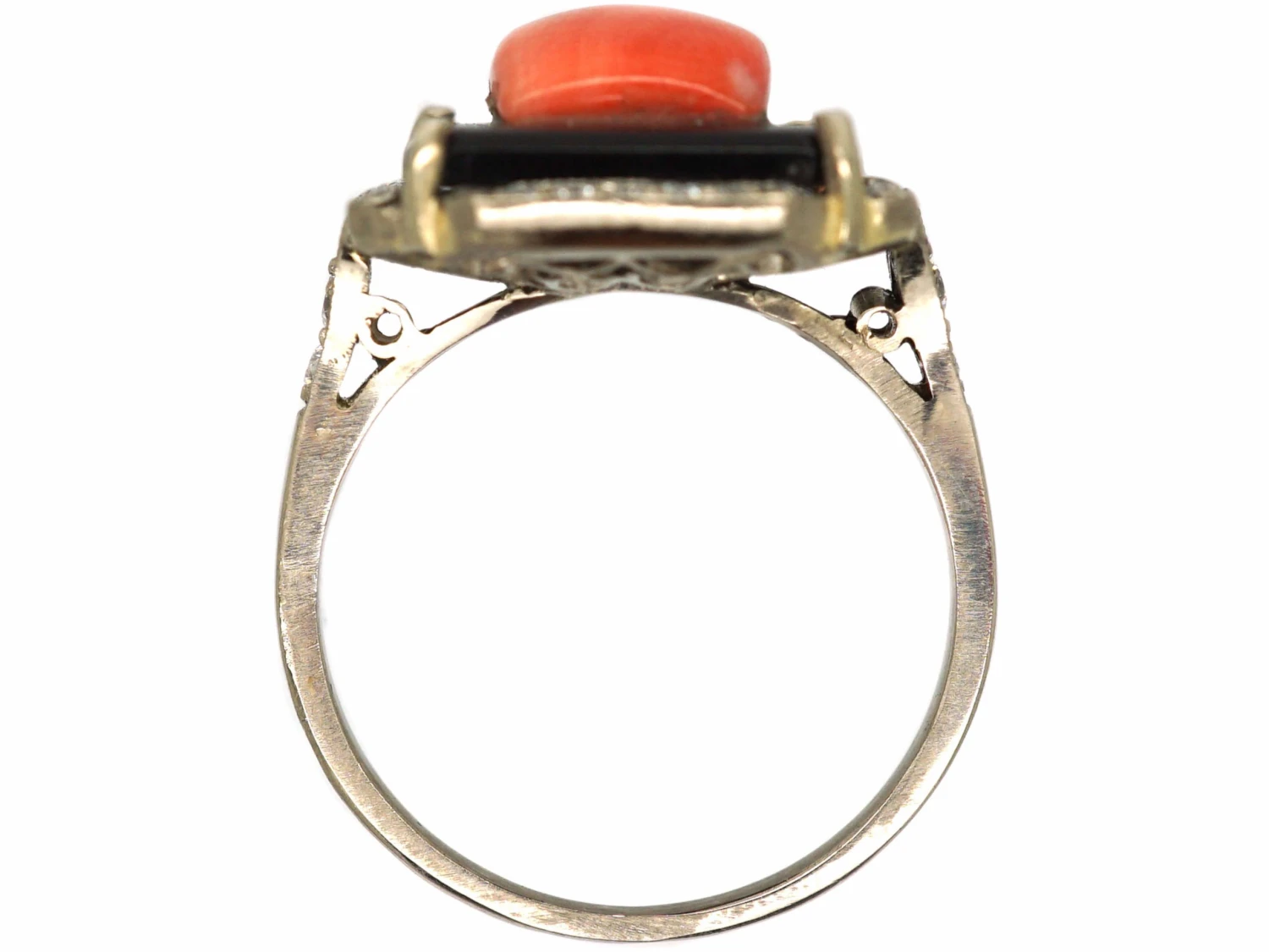 Art Deco 18ct White Gold Coral, Onyx And Diamond Ring 6 Art Deco 18ct White Gold Coral, Onyx And Diamond Ring - Image 4