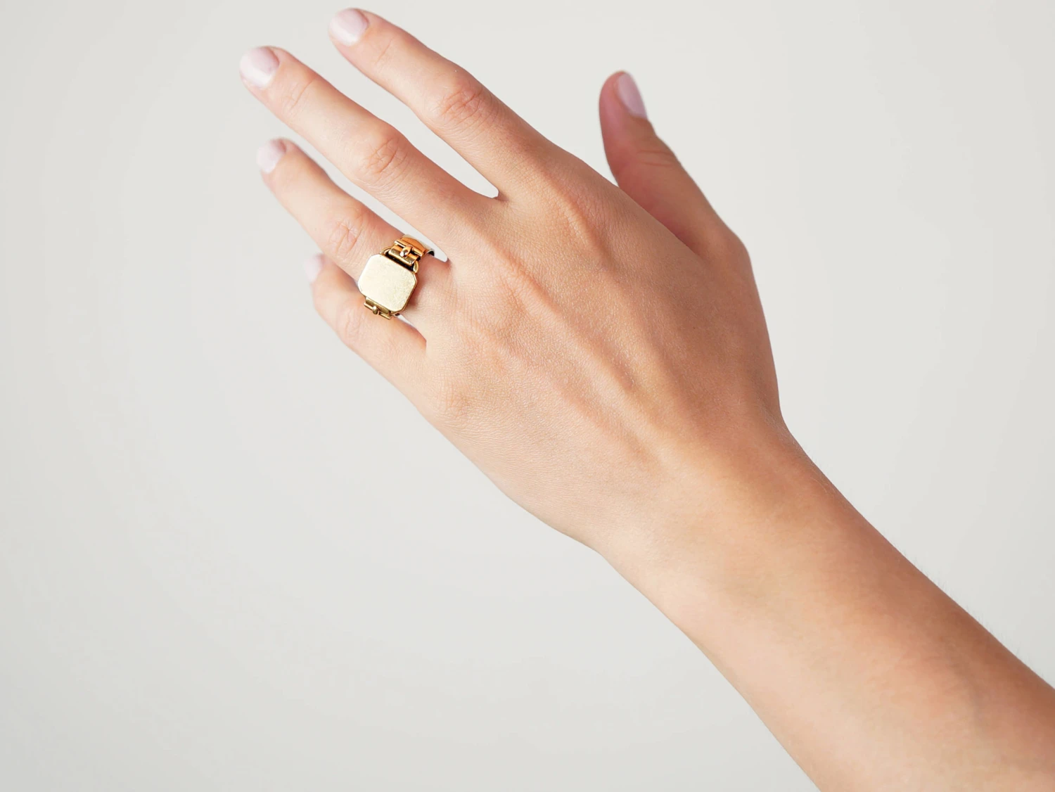 Victorian 18ct Signet Ring With Buckle Detail 4 Victorian 18ct Signet Ring With Buckle Detail - Image 2