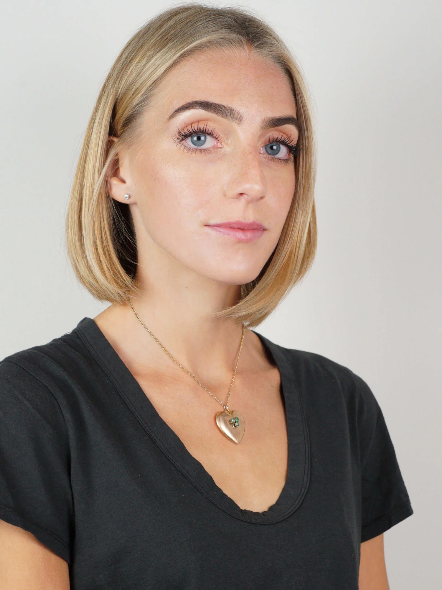 Large Edwardian 10ct Gold Heart Shaped Locket Set With Three Emeralds 4 Large Edwardian 10ct Gold Heart Shaped Locket Set With Three Emeralds - Image 2