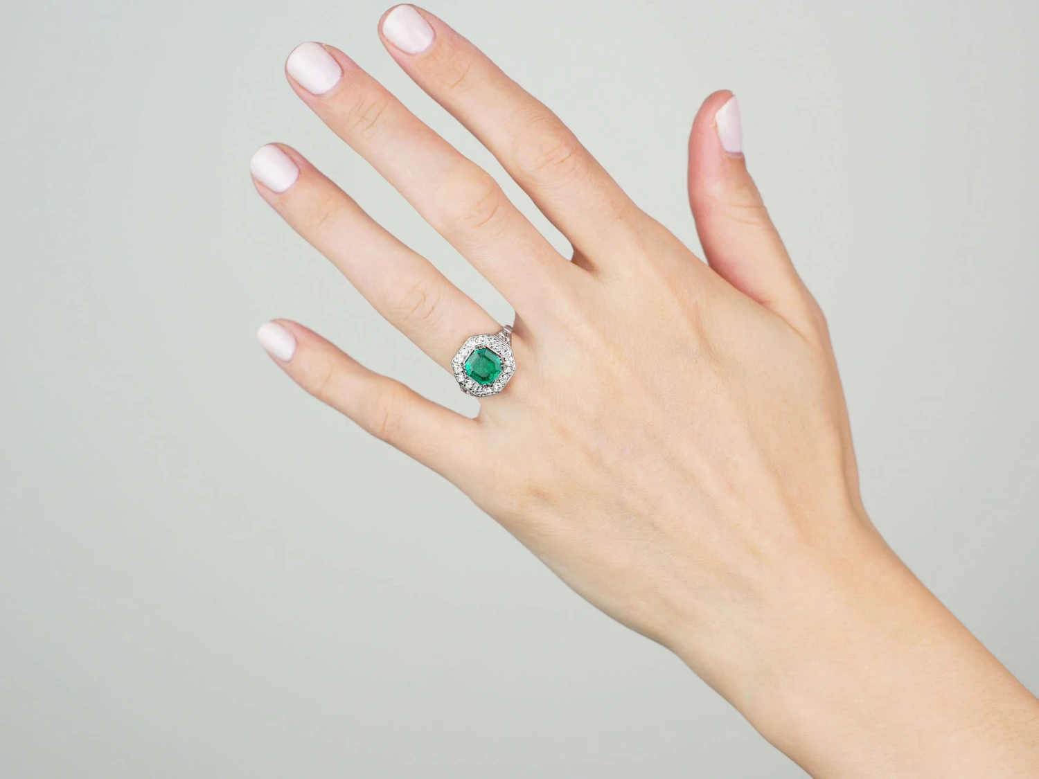 Art Deco 18ct White Gold, Columbian Emerald & Diamond Ring 4 Art Deco 18ct White Gold, Columbian Emerald & Diamond Ring - Image 2