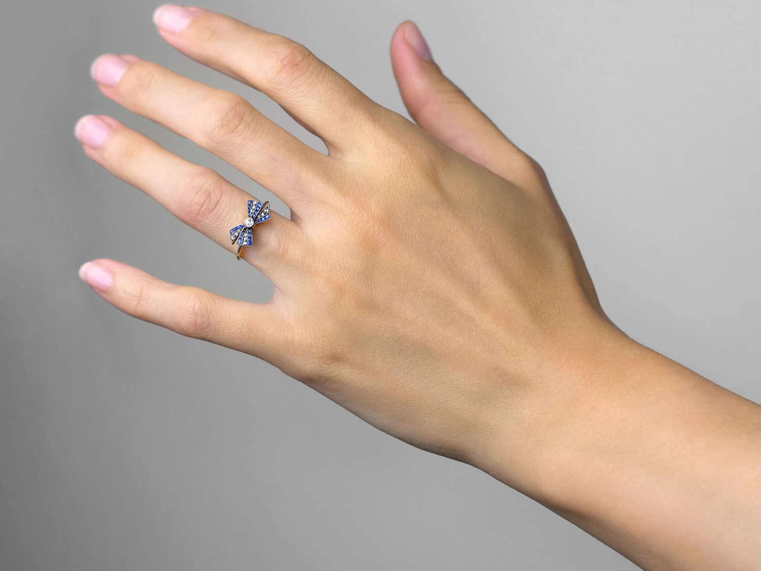 Art Deco 18ct Gold, Sapphire, Diamond & Rose Diamond Bow Ring 4 Art Deco 18ct Gold, Sapphire, Diamond & Rose Diamond Bow Ring - Image 2