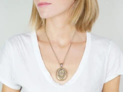 Victorian 9ct Gold Garter Design Oval Locket -Antique Jewellery Company 7a7bf6d1 nsf08019 scaled 1