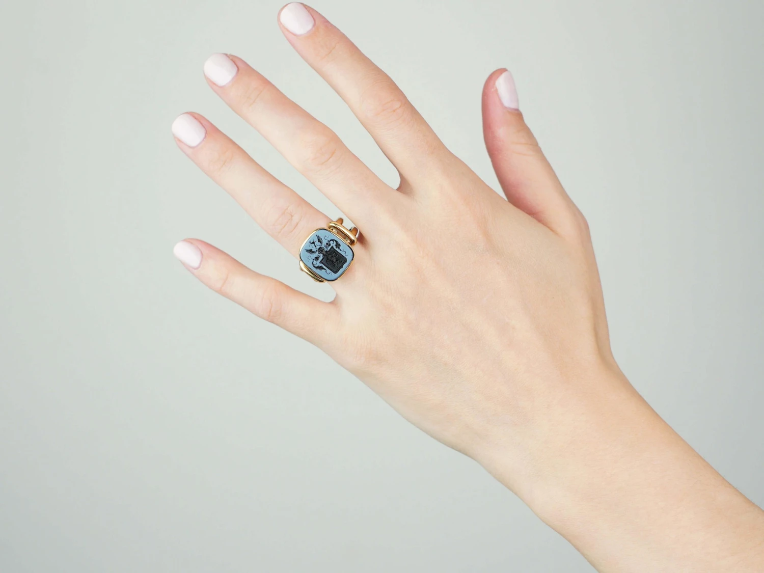 Victorian 18ct Gold Signet Ring With Banded Onyx Intaglio Of A Crest 4 Victorian 18ct Gold Signet Ring With Banded Onyx Intaglio Of A Crest - Image 2
