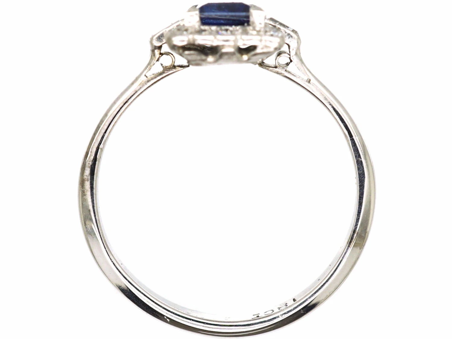 Art Deco 18ct White Gold, Rectangular Cut Sapphire & Diamond Ring 5 Art Deco 18ct White Gold, Rectangular Cut Sapphire & Diamond Ring - Image 3
