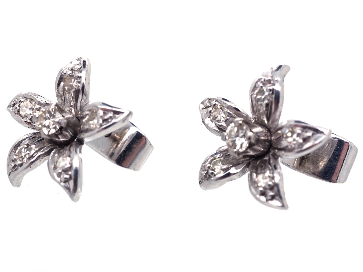 18ct White Gold & Diamond Flower Earrings 5 18ct White Gold & Diamond Flower Earrings - Image 3