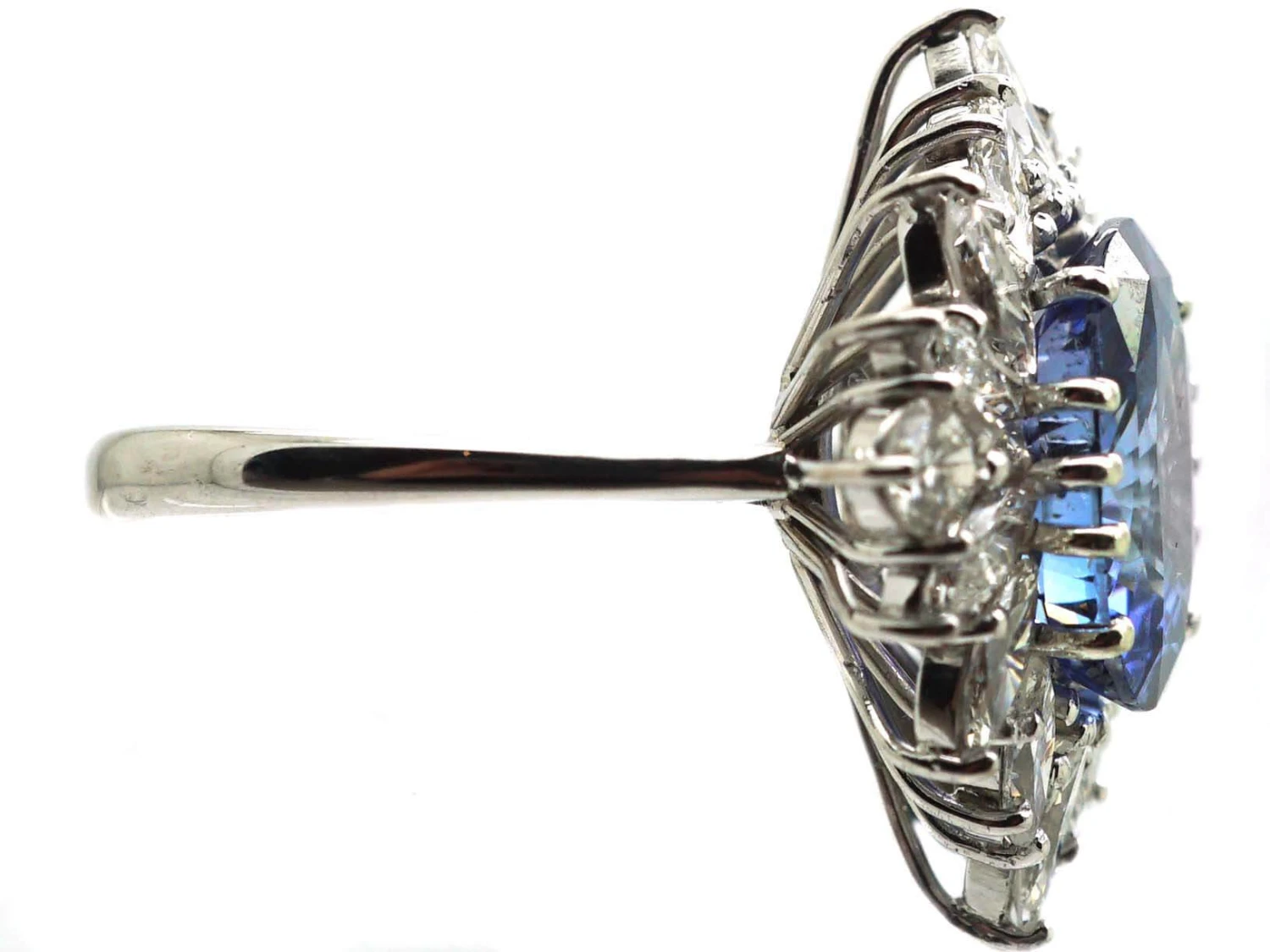 18ct White Gold Large Colour Change Ceylon Sapphire & Diamond Ballerina Ring 6 18ct White Gold Large Colour Change Ceylon Sapphire & Diamond Ballerina Ring - Image 4