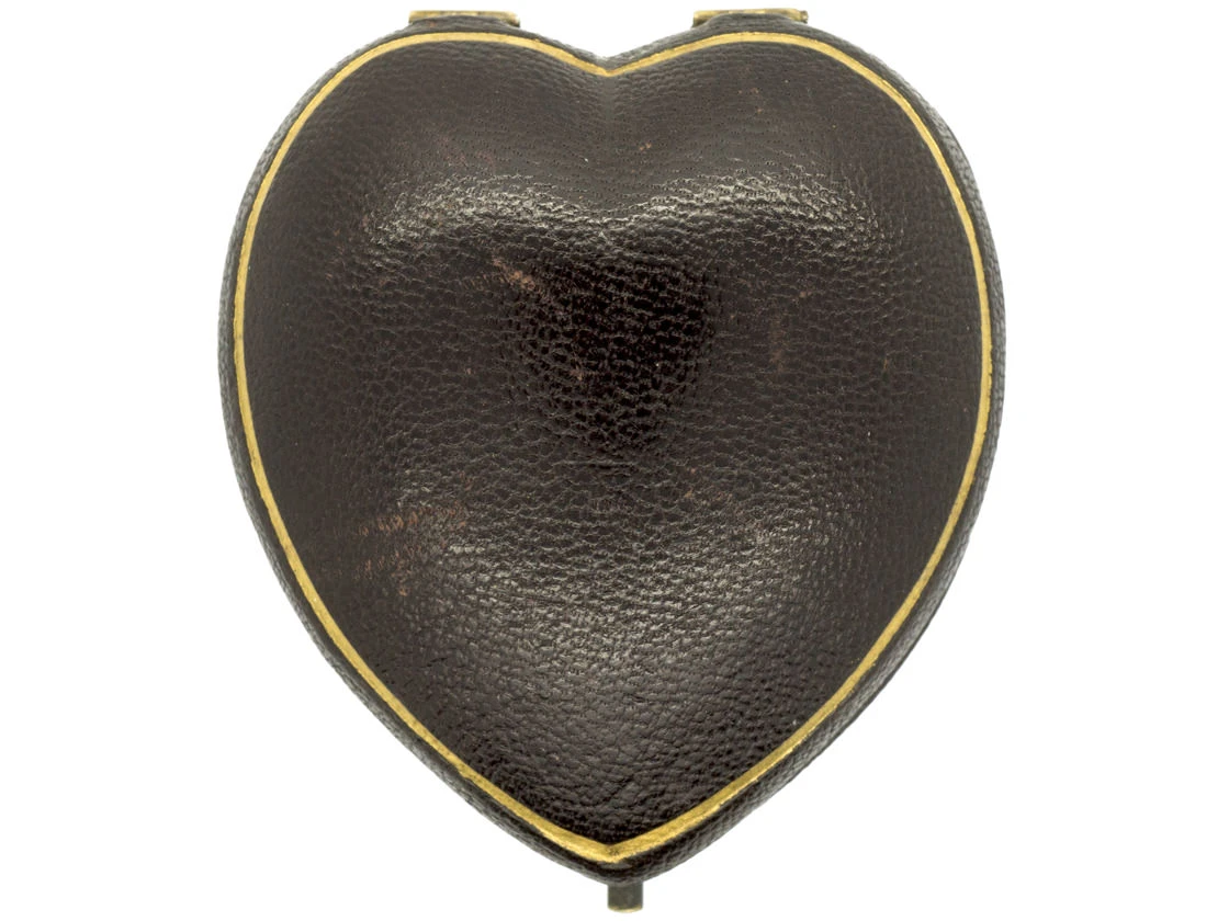 18ct Gold Victorian Heart Pendant With The Initial E In The Original Case 6 18ct Gold Victorian Heart Pendant With The Initial E In The Original Case - Image 4