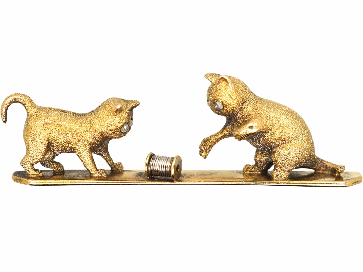Edwardian 15ct Gold & Platinum Novelty Brooch Of Two Kittens Playing With A Spool Of Thread 3 Edwardian 15ct Gold & Platinum Novelty Brooch Of Two Kittens Playing With A Spool Of Thread