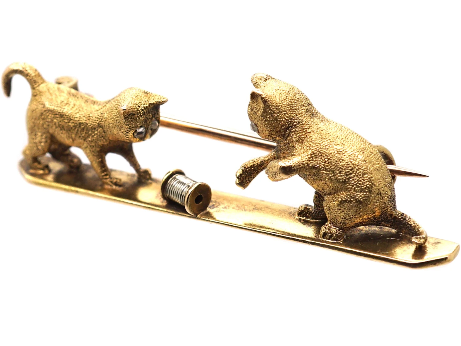 Edwardian 15ct Gold & Platinum Novelty Brooch Of Two Kittens Playing With A Spool Of Thread 4 Edwardian 15ct Gold & Platinum Novelty Brooch Of Two Kittens Playing With A Spool Of Thread - Image 2