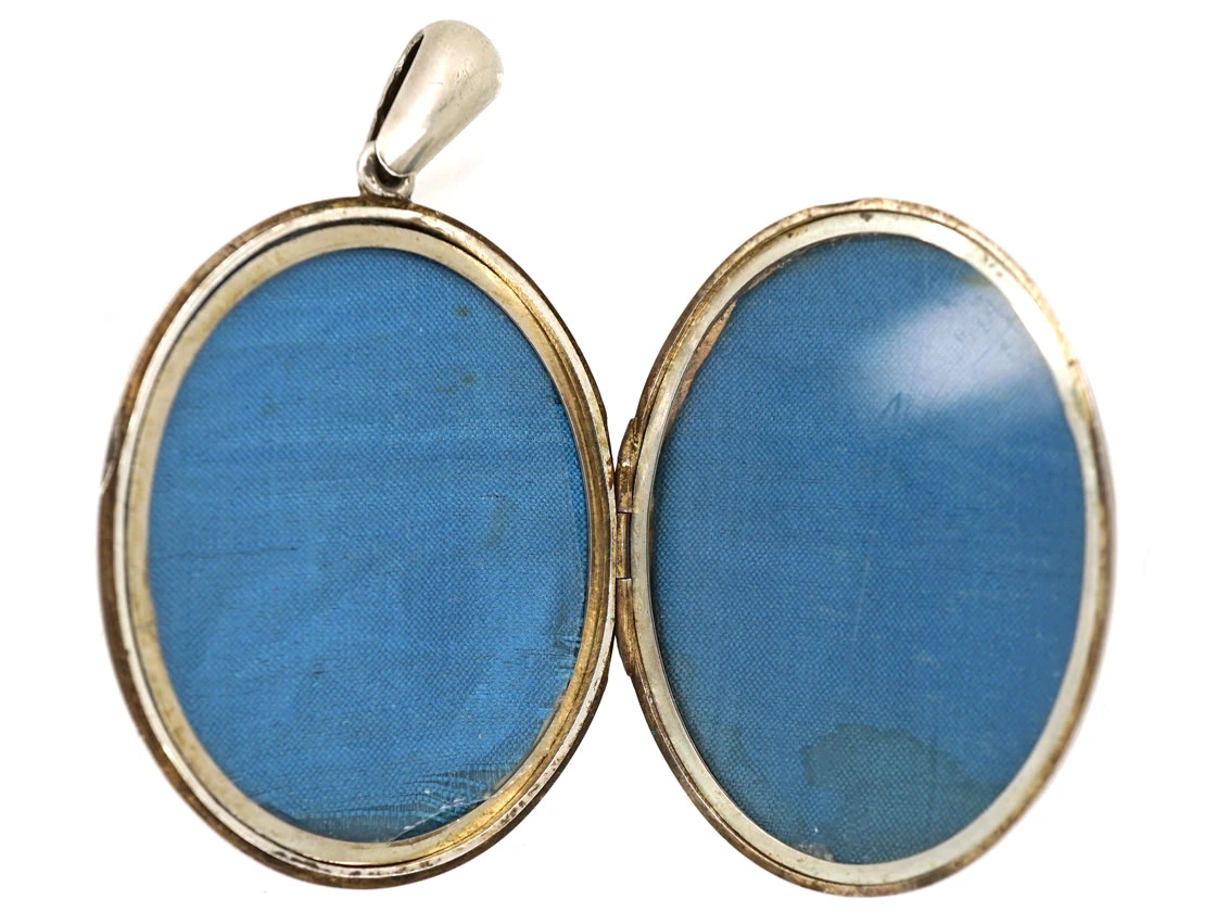 Victorian Silver Oval Locket With Overlap Detail 5 Victorian Silver Oval Locket With Overlap Detail - Image 3