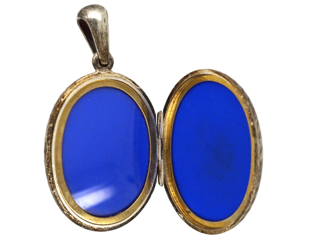 Victorian Silver Oval Locket With Ivy Leaf Detail 5 Victorian Silver Oval Locket With Ivy Leaf Detail - Image 3