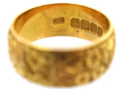 18ct Gold Wedding Band With Ivy Leaf Decoration 12 18ct Gold Wedding Band With Ivy Leaf Decoration -Antique Jewellery Company DSC03140 1
