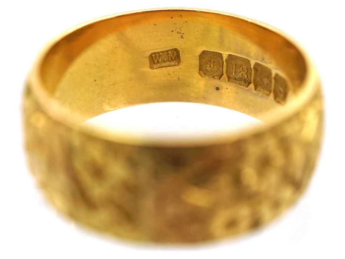 18ct Gold Wedding Band With Ivy Leaf Decoration 5 18ct Gold Wedding Band With Ivy Leaf Decoration - Image 3