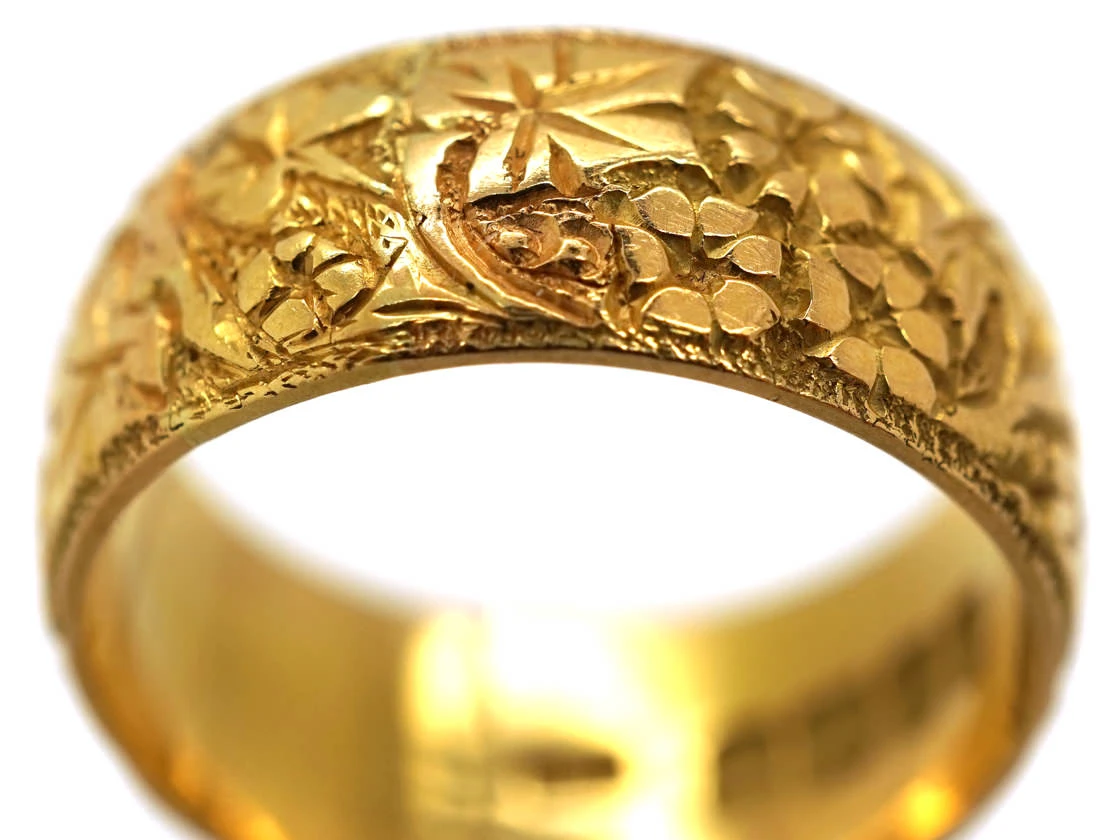 18ct Gold Wedding Band With Ivy Leaf Decoration 6 18ct Gold Wedding Band With Ivy Leaf Decoration - Image 4