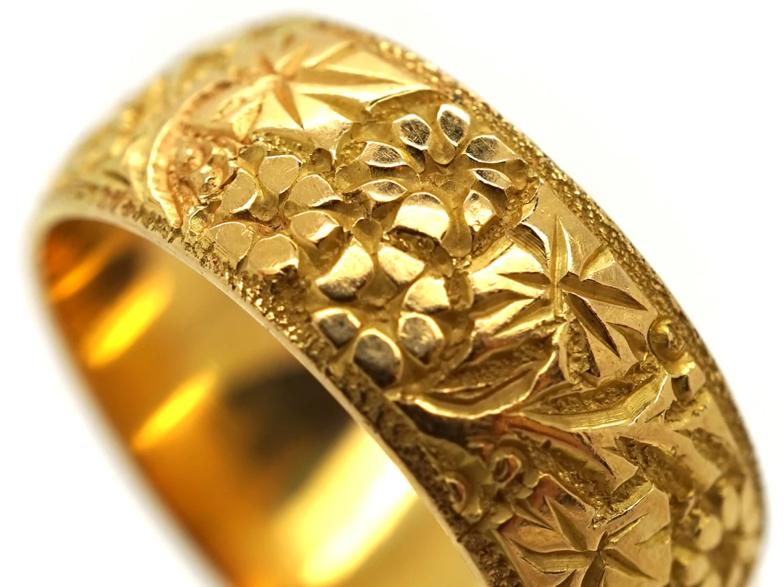 18ct Gold Wedding Band With Ivy Leaf Decoration 7 18ct Gold Wedding Band With Ivy Leaf Decoration - Image 5