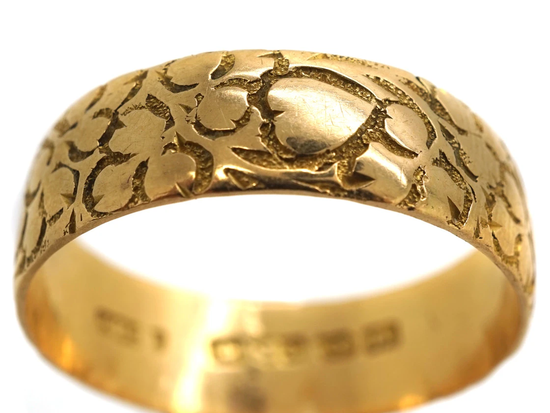 Edwardian 18ct Gold Large Wedding Ring Engraved With Ivy & Hearts 6 Edwardian 18ct Gold Large Wedding Ring Engraved With Ivy & Hearts - Image 4