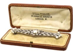 Early 20th Century 18ct White Gold, Diamond & Natural Pearl Brooch By Sybil Dunlop In Original Case 8 Early 20th Century 18ct White Gold, Diamond & Natural Pearl Brooch By Sybil Dunlop In Original Case -Antique Jewellery Company DSC05885 scaled 1