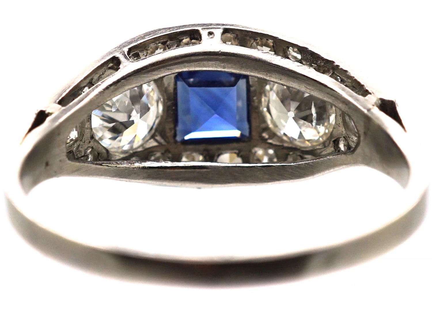 Early 20th Century Platinum, Square Cut Sapphire & Diamond Ring 6 Early 20th Century Platinum, Square Cut Sapphire & Diamond Ring - Image 4