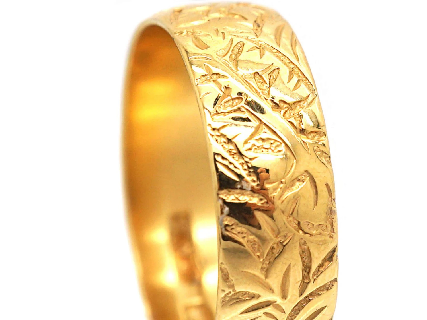 Vintage 18ct Gold Wedding Ring With Ivy Leaf Motif 4 Vintage 18ct Gold Wedding Ring With Ivy Leaf Motif - Image 2