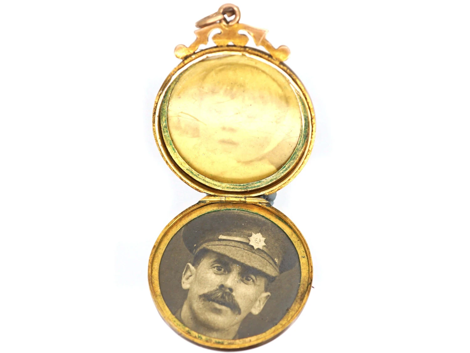 Edwardian 9ct Gold Round Locket With Engraved Detail 5 Edwardian 9ct Gold Round Locket With Engraved Detail - Image 3