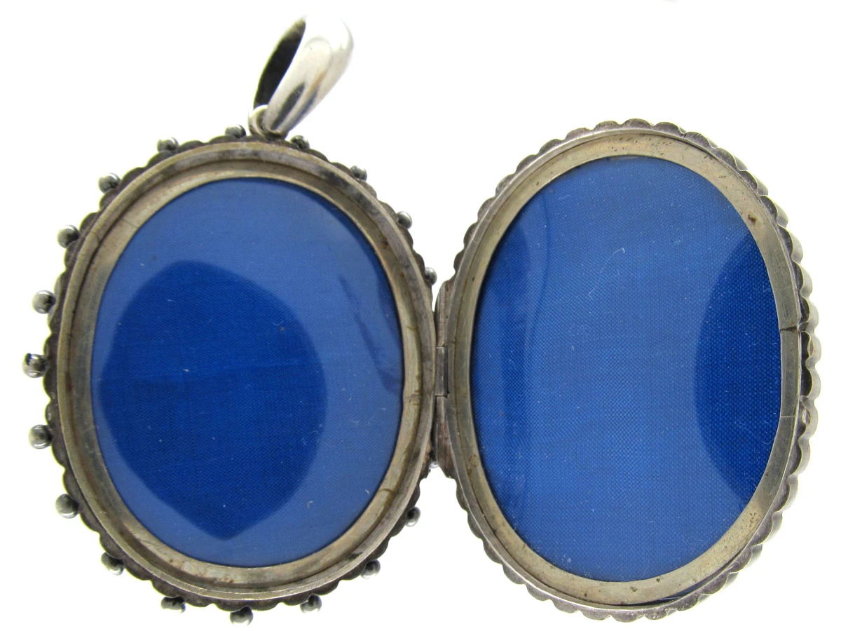 Silver Oval Victorian Locket 5 Silver Oval Victorian Locket - Image 3