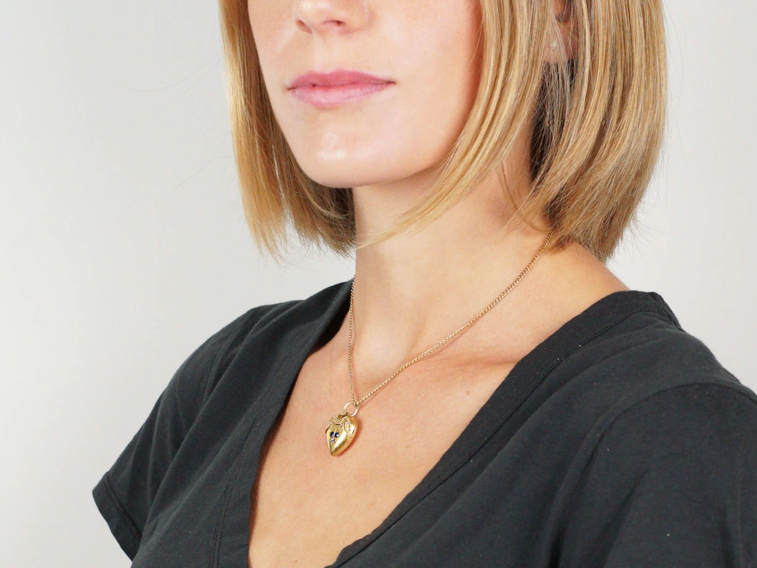 Victorian 15ct Gold Heart Shaped Locket Set With Sapphires & A Diamond 9 Victorian 15ct Gold Heart Shaped Locket Set With Sapphires & A Diamond - Image 7