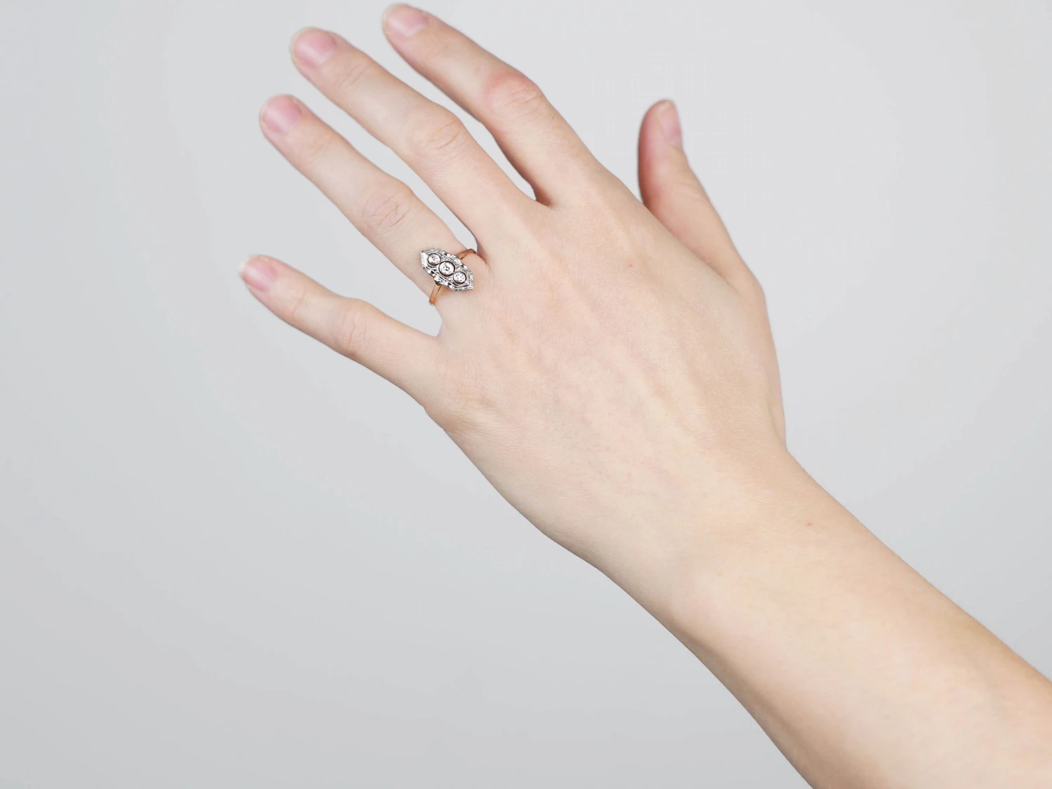 Art Deco 14ct Yellow & White Gold Three Stone Diamond Ring 4 Art Deco 14ct Yellow & White Gold Three Stone Diamond Ring - Image 2