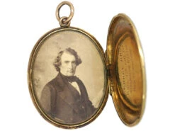 Victorian 18ct Gold & Black Enamel Oval Mourning Locket 9 Victorian 18ct Gold & Black Enamel Oval Mourning Locket -Antique Jewellery Company c8d2cf45 dsc00190