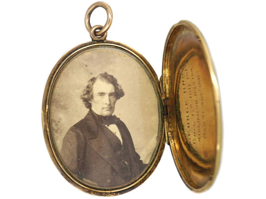 Victorian 18ct Gold & Black Enamel Oval Mourning Locket 6 Victorian 18ct Gold & Black Enamel Oval Mourning Locket - Image 4