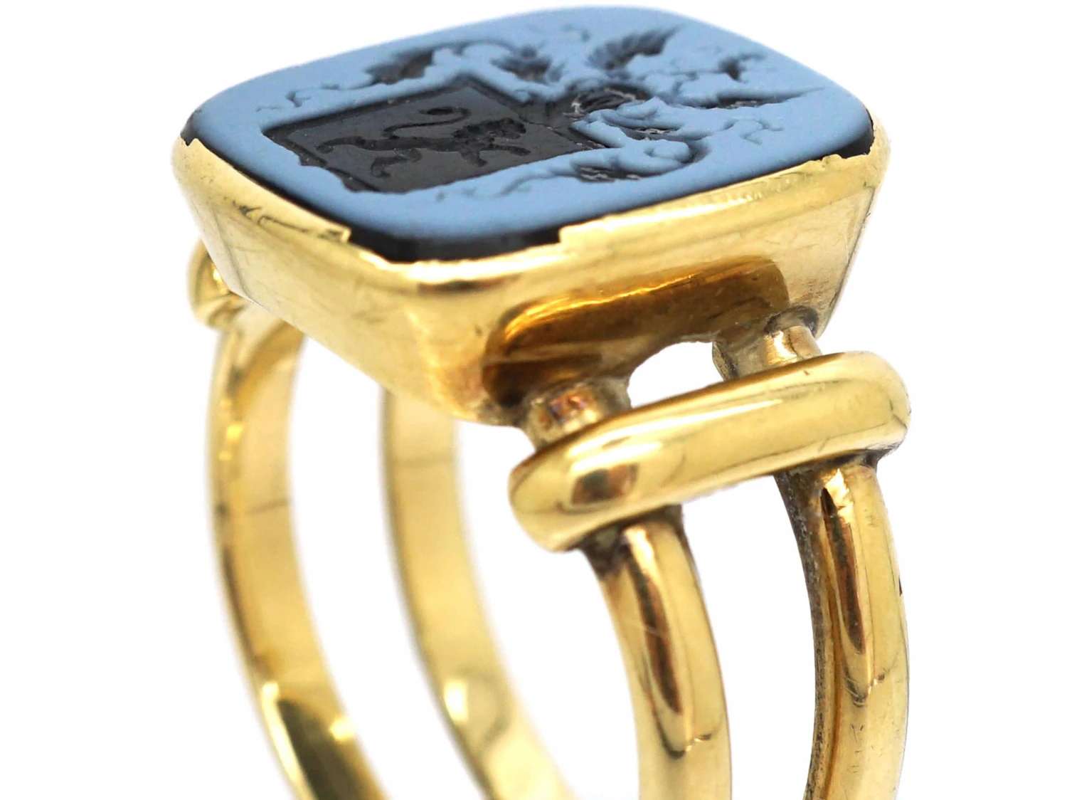 Victorian 18ct Gold Signet Ring With Banded Onyx Intaglio Of A Crest 5 Victorian 18ct Gold Signet Ring With Banded Onyx Intaglio Of A Crest - Image 3