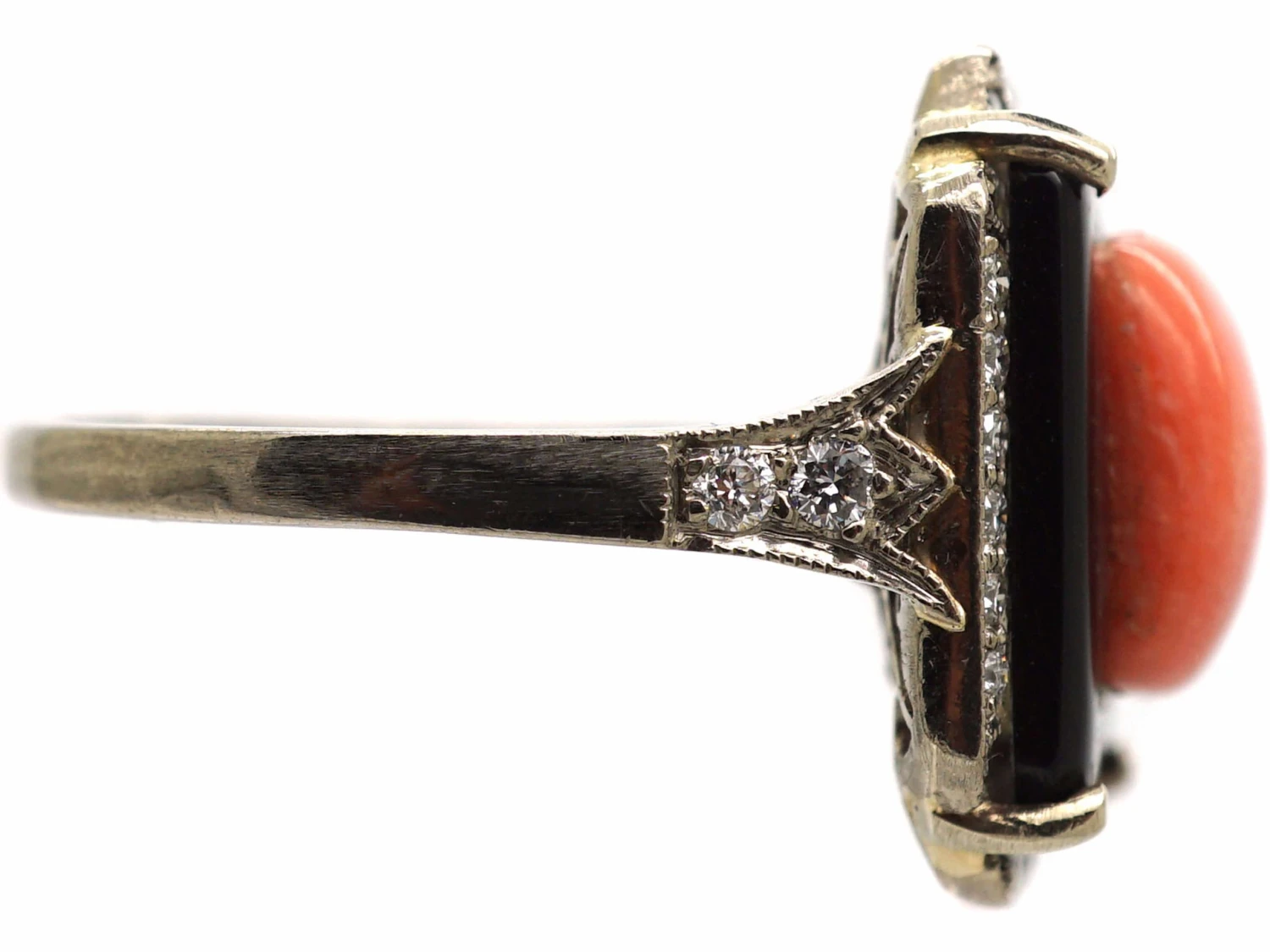 Art Deco 18ct White Gold Coral, Onyx And Diamond Ring 8 Art Deco 18ct White Gold Coral, Onyx And Diamond Ring - Image 6