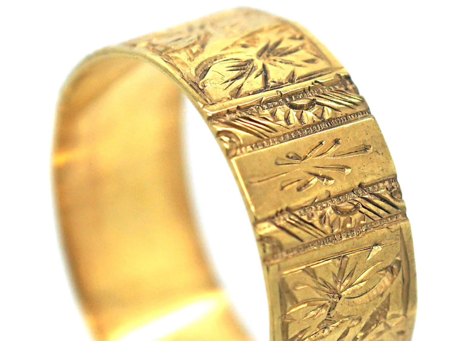 Edwardian Large 9ct Gold Wide Engraved Wedding Ring 5 Edwardian Large 9ct Gold Wide Engraved Wedding Ring - Image 3