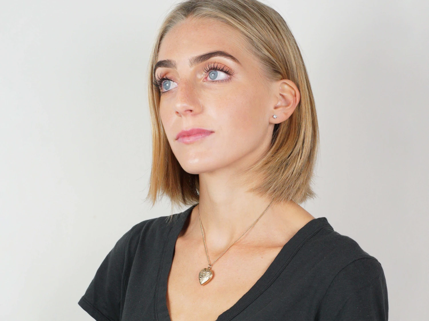 9ct Gold Heart Shaped Locket With Scroll Engraved Detail 7 9ct Gold Heart Shaped Locket With Scroll Engraved Detail - Image 5