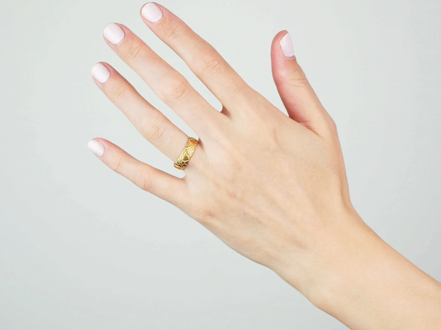 Victorian 18ct Gold Wedding Ring With Hearts Motif 4 Victorian 18ct Gold Wedding Ring With Hearts Motif - Image 2