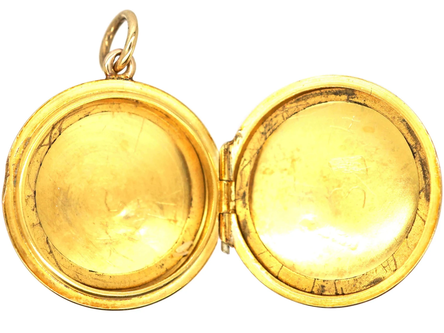 Edwardian 9ct Gold Small Round Locket With Engraved Leaf Motif 4 Edwardian 9ct Gold Small Round Locket With Engraved Leaf Motif - Image 2
