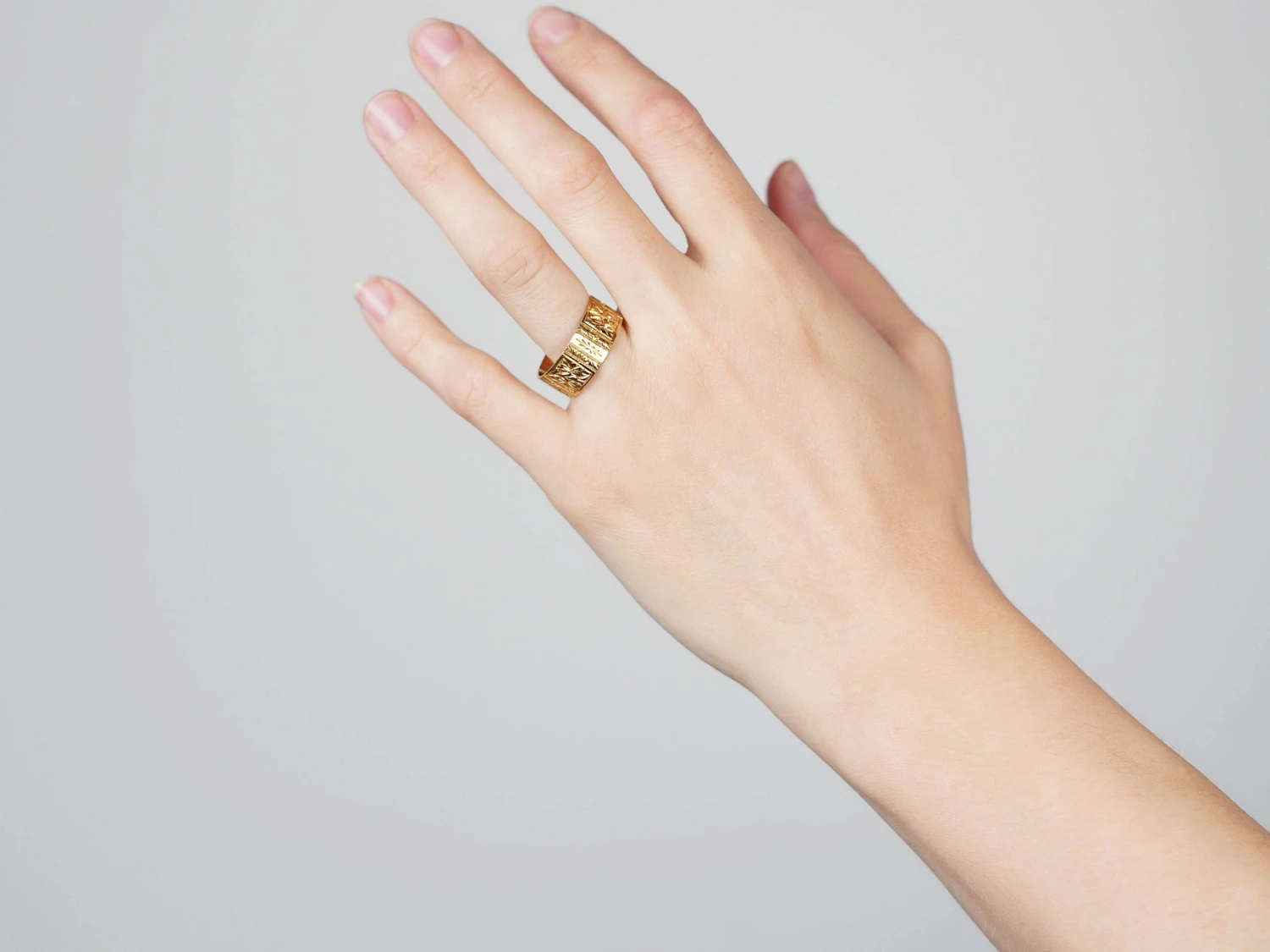 Edwardian Large 9ct Gold Wide Engraved Wedding Ring 4 Edwardian Large 9ct Gold Wide Engraved Wedding Ring - Image 2