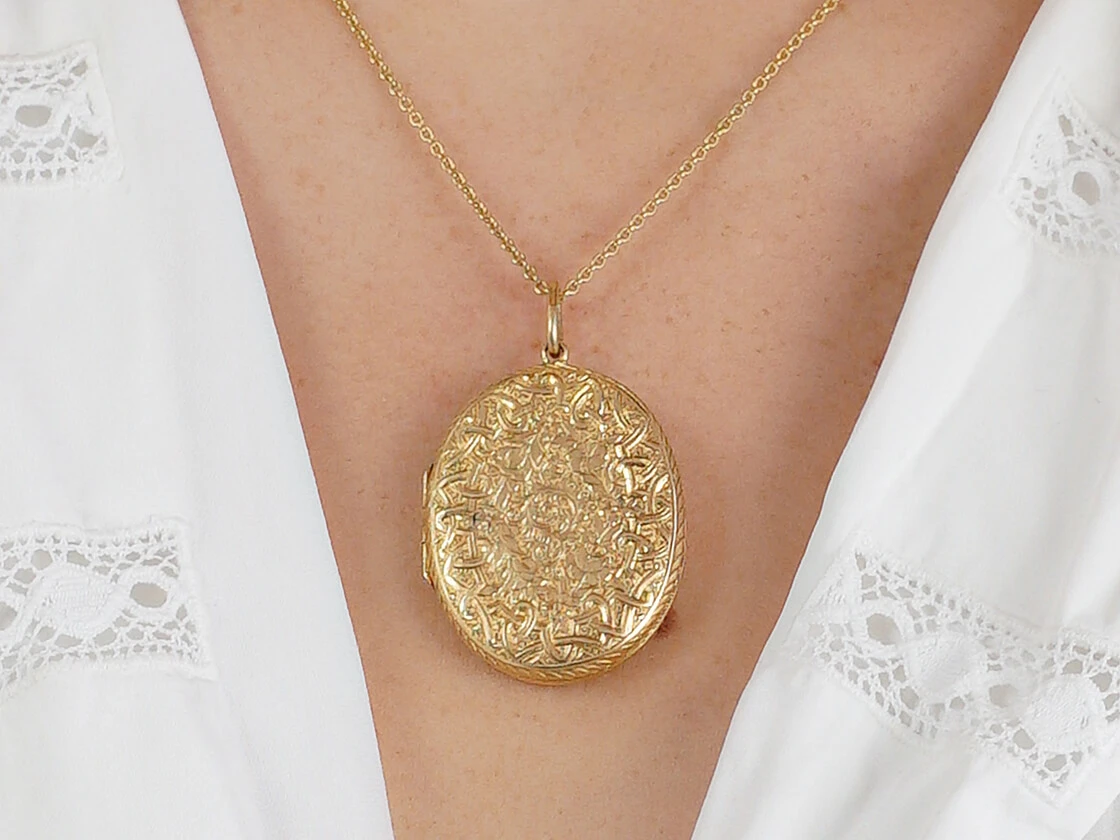 18ct Gold Victorian Oval Engraved Locket 8 18ct Gold Victorian Oval Engraved Locket - Image 6